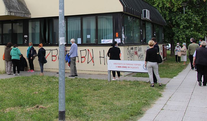 Nove mere od danas: Maske obavezne i u redovima na otvorenom