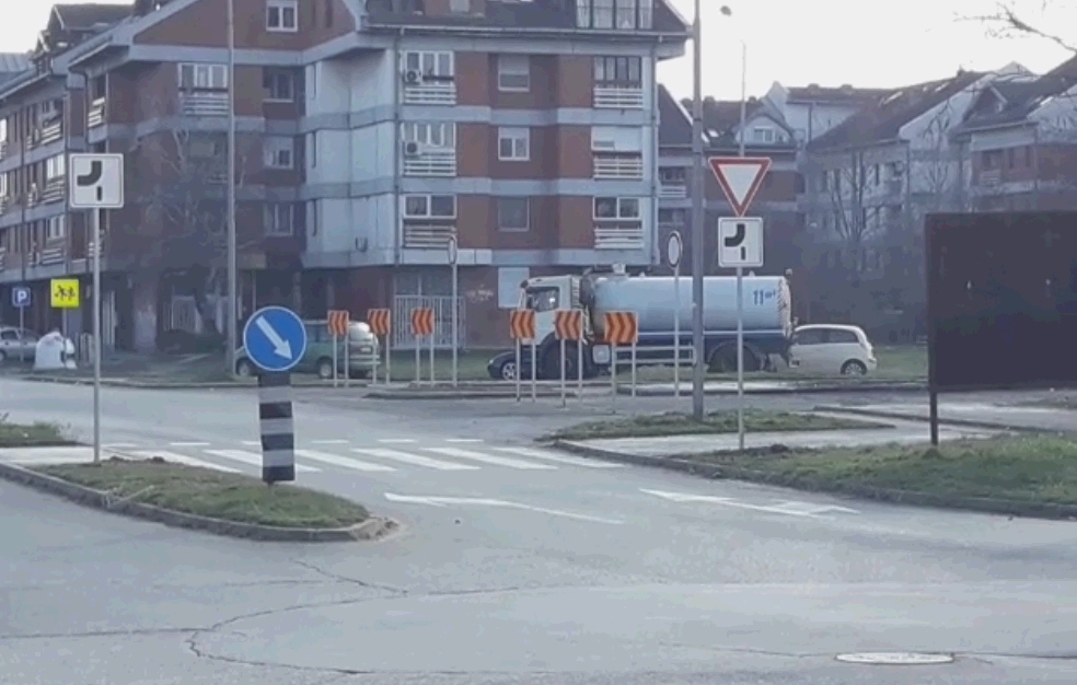 VIDEO: Inspekcija "slepa", ali građani vide - cisterna ponovo istakala fekalije na Novom naselju