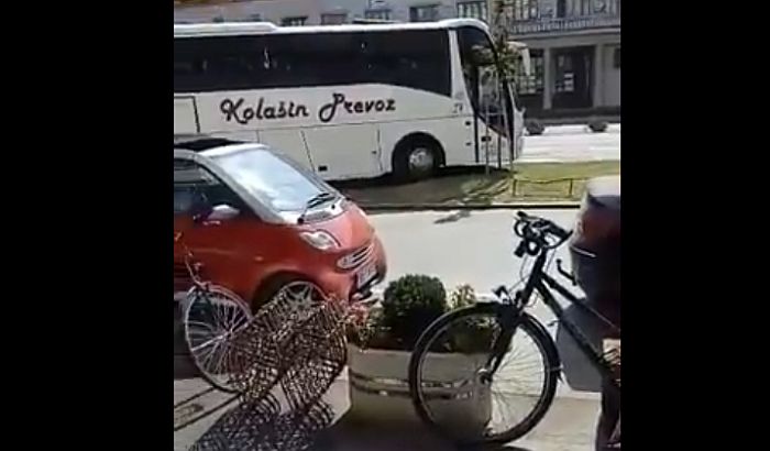 VIDEO: Sa novog stajališta za turističke autobuse na bulevar preko zelene površine