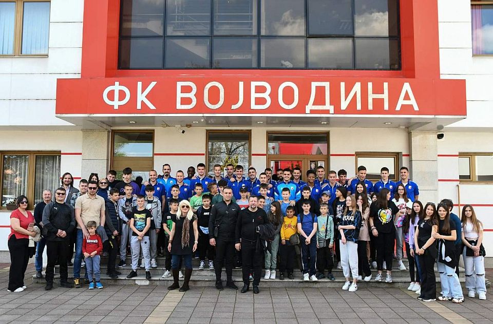 Deca sa Kosova i Metohije posetila FC "Vujadin Boškov"