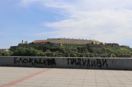 FOTO: Kej išaran grafitima protiv studenata i rektora Đokića