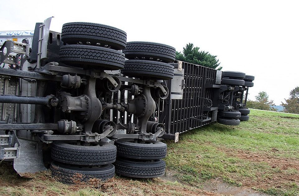 FOTO Direktan sudar dva šlepera kod Aranđelovca: Povređene dve osobe