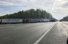 Kamioni na granici Srbije čekaju 
