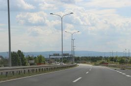 Popravlja se zaštitna ograda na auto-putu od Rume do Batrovaca