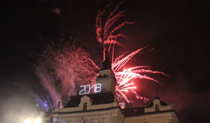 VIDEO, FOTO: Novosađani uz Plavi orkestar i vatromet dočekali Novu godinu