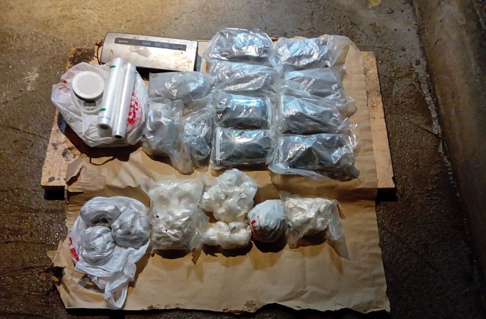 VIDEO Uhapšen zbog droge vredne 350.000 evra: Heroin i kokain držao u zakopanom buretu