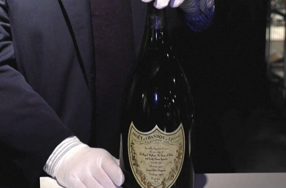 VIDEO: Na aukciji flaša šampanjca sa venčanja princeze Dajane i princa Čarlsa