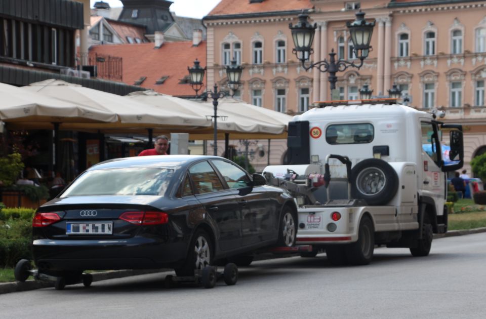 Novosađani će pokušaj "pauka" da im odnese vozilo plaćati 3.000 - uvodi se novi način kažnjavanja