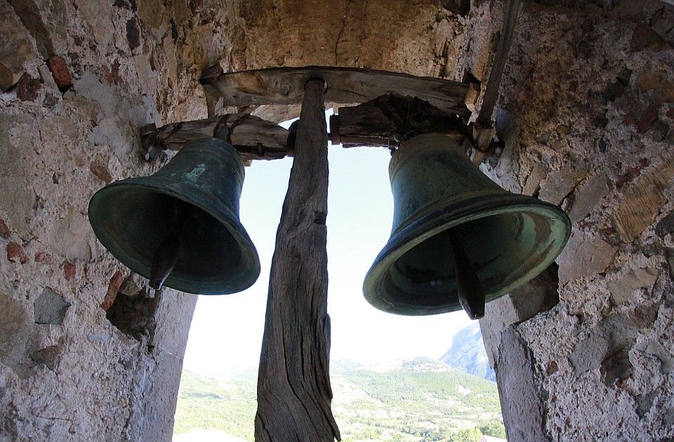 Sveštenik nervirao komšiluk zvonjavom: Posle četvorogodišnjeg suđenja mora da plati kaznu