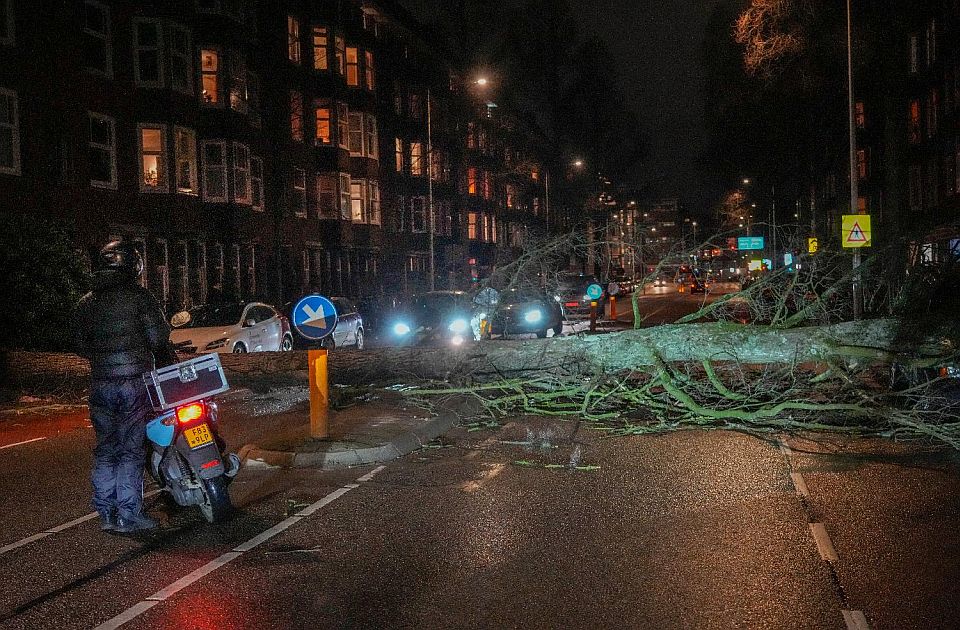 Dvoje ljudi poginulo u olujnom vetru u Poljskoj