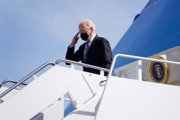 Bajden se okliznuo dok je ulazio u predsednički avion