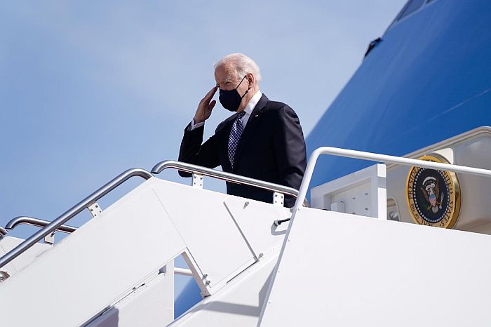 Bajden se okliznuo dok je ulazio u predsednički avion