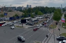 VIDEO: Građani autobusima stigli da dočekaju kineskog predsednika i Vučića, počeo prijem
