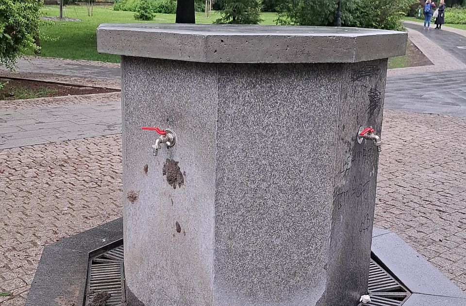 FOTO, VIDEO: Privremeno "betonirana" česma u Dunavskom parku