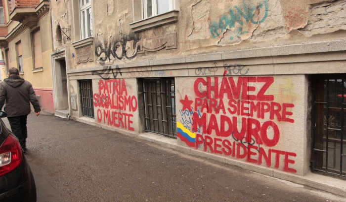FOTO: "Antigrafiti jedinici" naloženo da prekreči grafite podrške Maduru u Novom Sadu