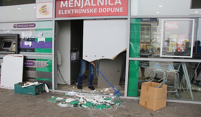 FOTO: Kolima uleteo u menjačnicu na Bulevaru vojvode Stepe i odneo sef