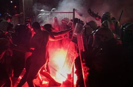 AP: Haos u Novom Sadu izazvala policija, ispaljivala je suzavac i jurišala na mirne demonstrante