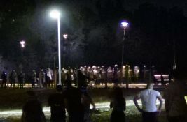VIDEO: Pogledajte kako policajac šutira novinara 021.rs nakon što je pao