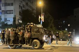 ANEM: Nedopustivi napadi policije na novinare tokom protesta u Novom Sadu
