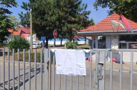 FOTO: Sinoć priveden i lekar iz tima prve pomoći, zdravstveni radnici protestuju ispred zatvora na Klisi