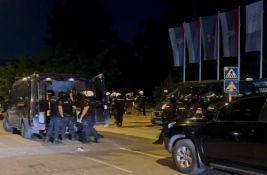 Mond: U Novom Sadu uhapšena 42 demonstranta koji protestuju protiv vlasti i traže izbore 