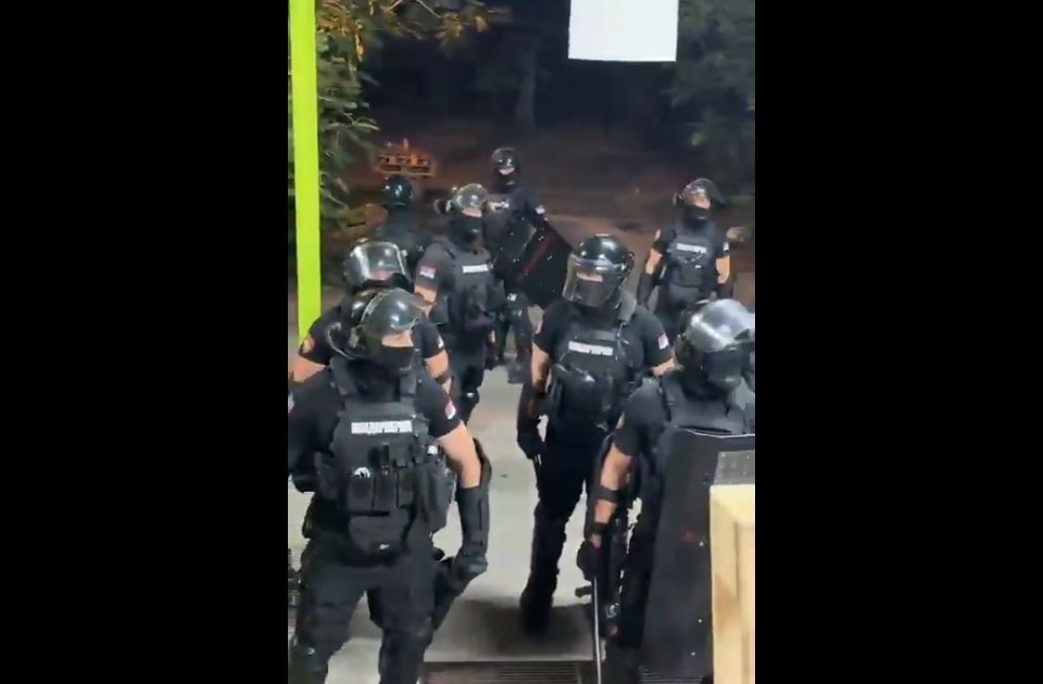 VIDEO: Policija krenula da uđe na PMF, dekan ih obavestio da nisu pozvani