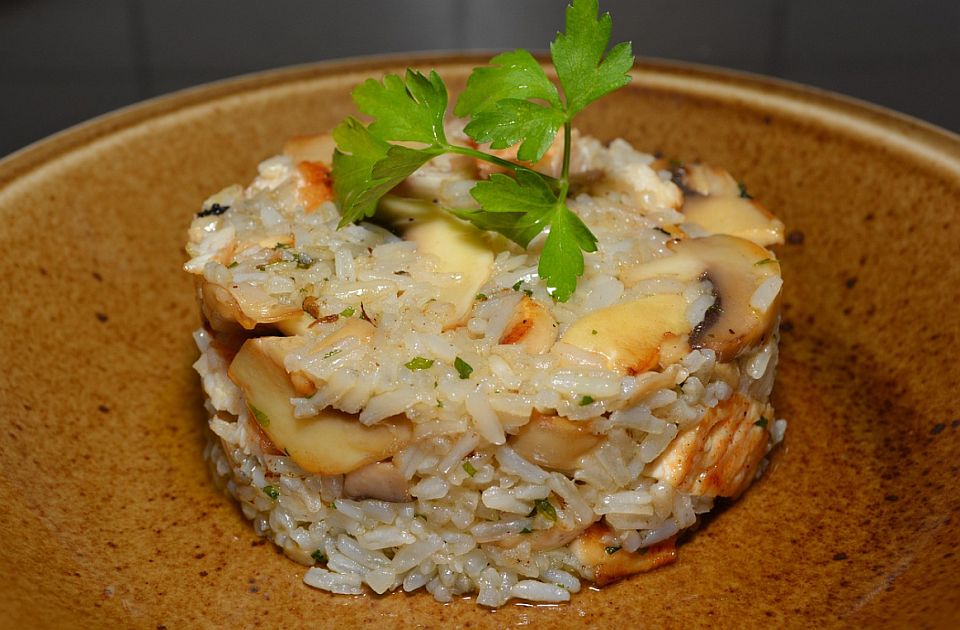 Recept dana: Piletina u pavlaci sa šampinjonima Recept dana: Piletina u pavlaci sa šampinjonima