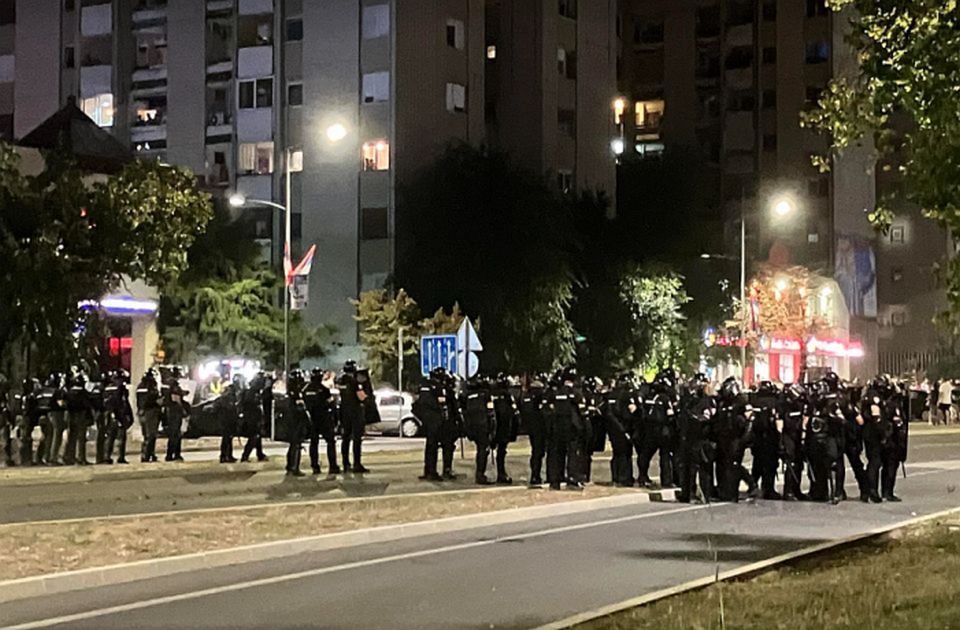 Studenti u blokadi: "Sinoć su se krvnici Novog Sada vratili na mesto zločina" Studenti u blokadi: "Sinoć su se krvnici Novog Sada vratili na mesto zločina"