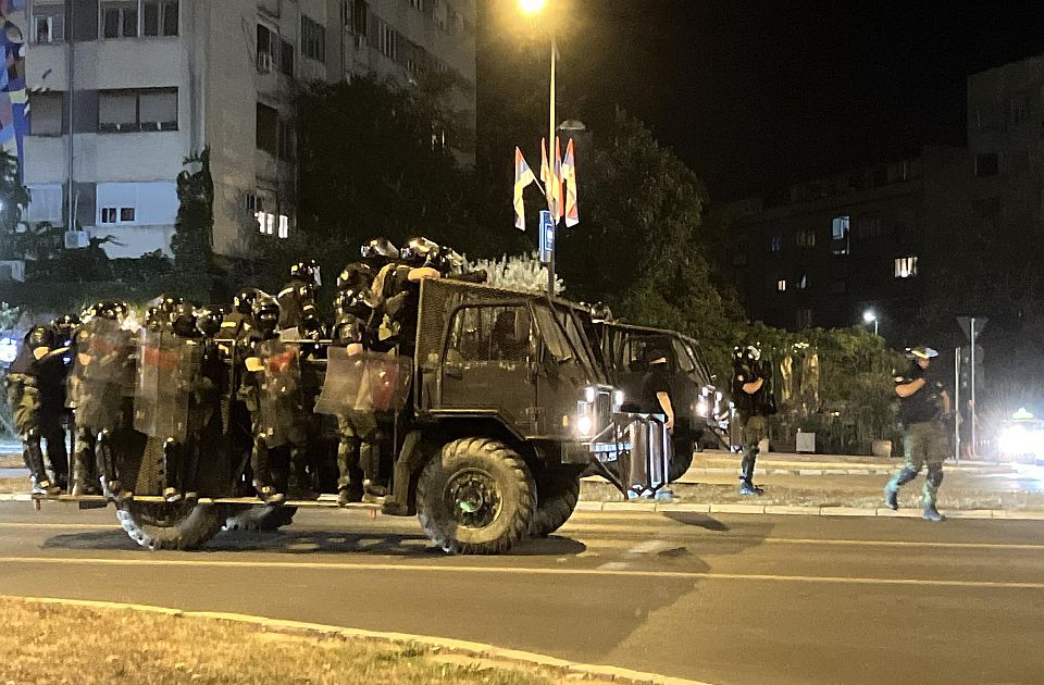 Frans pres: Policija u Novom Sadu rasterala demonstrante koji traže prevremene izbore