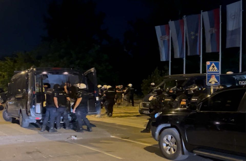 Mond: U Novom Sadu uhapšena 42 demonstranta koji protestuju protiv vlasti i traže izbore 