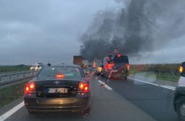 VIDEO: Kamion izgoreo na autoputu ka Novom Sadu, blokiran saobraćaj, vozači povređeni