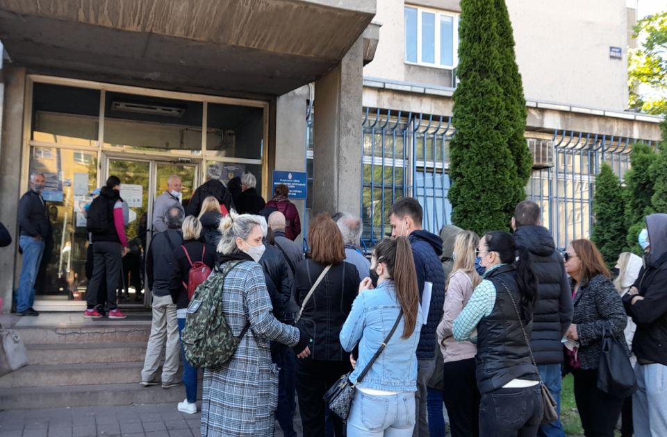 FOTO, VIDEO: Pobuna ispred šalter sale novosadske policije, više od 100 građana uzalud čekalo u redu