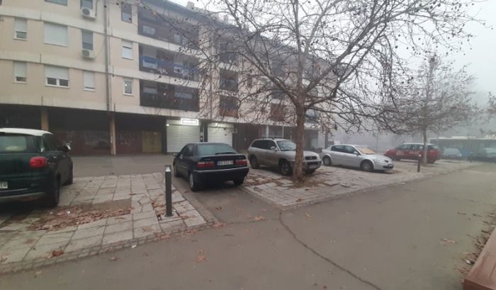 Divlji parking na Novom naselju i dalje samo divlji parking, još uvek bez zelenog trga