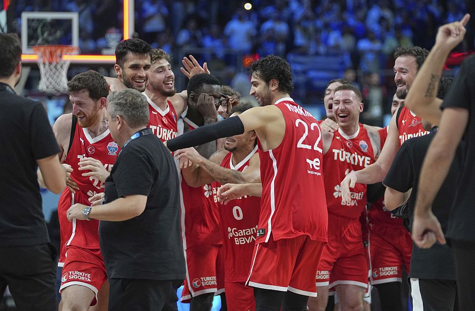 Turska u finalu Evrobasketa, ubedljiva pobeda protiv Grčke Turska u finalu Evrobasketa, ubedljiva pobeda protiv Grčke