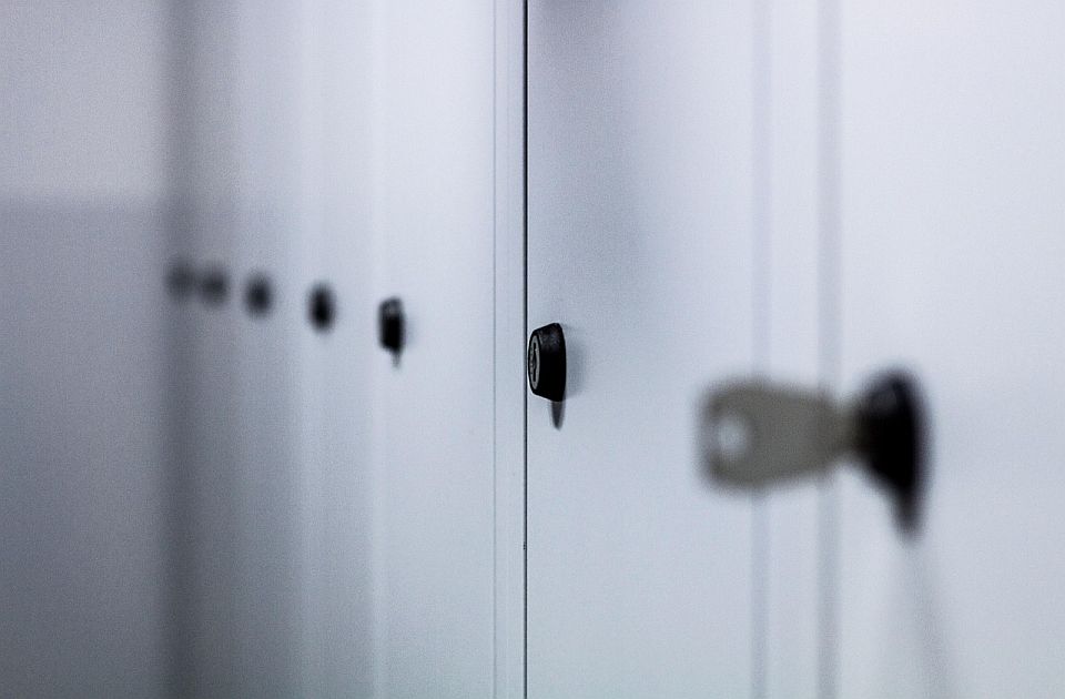 VIDEO: Pao deo plafona u ženskoj svlačionici škole na Bežanijskoj kosi, nema povređenih