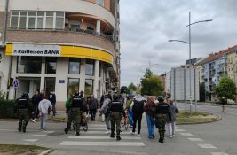Trojica građana uhapšena na skupovima u Novom Sadu puštena, još trojica zadržana