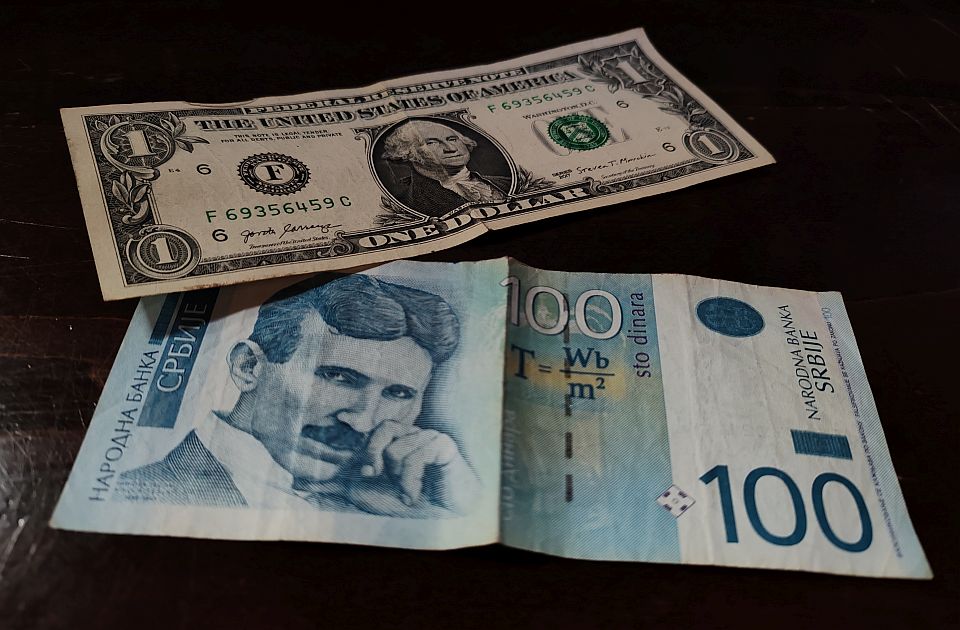 Vredi li 100 dinara više od jednog dolara: Jedno loše poređenje