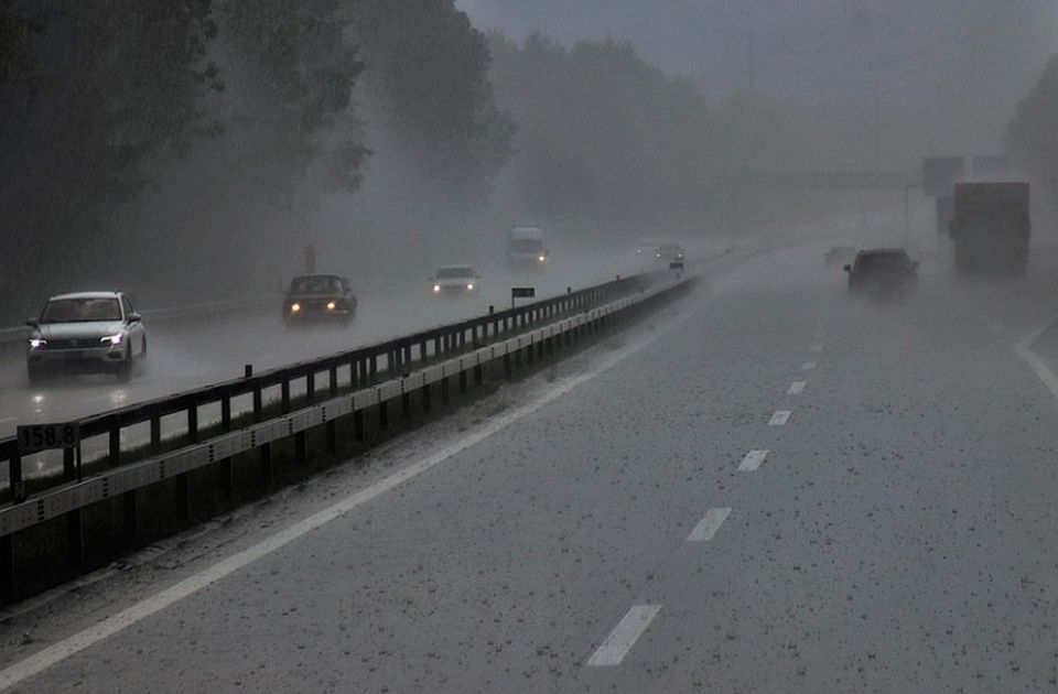 Jako nevreme u Sloveniji: Poplave, voz iskočio iz šina, lavina kamenja se obrušila na bus...