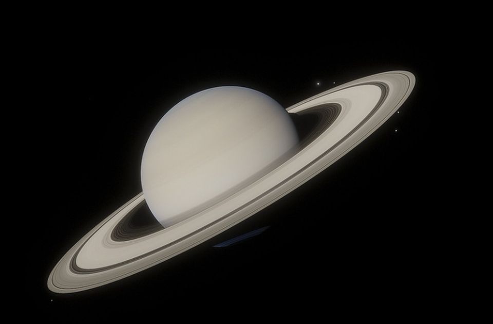 FOTO: Saturn je mračan, ali snimljeno kako njegovi ledeni prstenovi sijaju