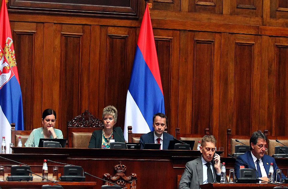 Poslanici vlasti vikali u Skupštini Srbije tokom minuta ćutanja povodom smrti čuvara Zejtinlika