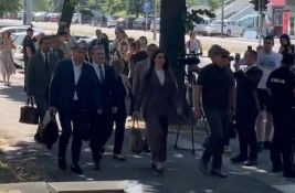 VIDEO: Selaković i drugi optuženi za Generalštab stigli na nastavak suđenja, dočekani povicima i zviždanjem