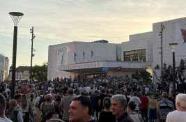 VIDEO Novi protest roditelja đaka Jovine gimnazije: Veliki broj građana ispred SNP-a