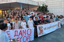VIDEO Novi protest roditelja đaka Jovine gimnazije: Veliki broj građana ispred SNP-a