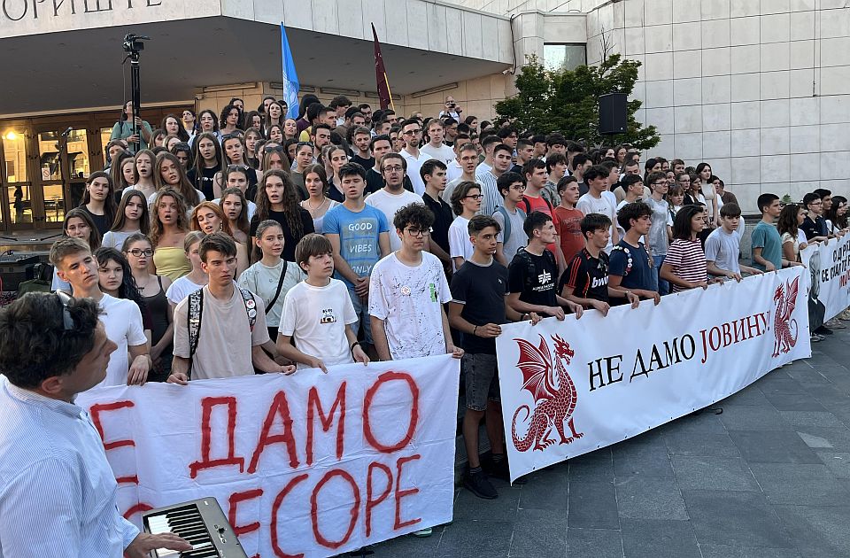 VIDEO Novi protest roditelja, đaka i profesora Jovine gimnazije: Veliki broj građana ispred SNP-a