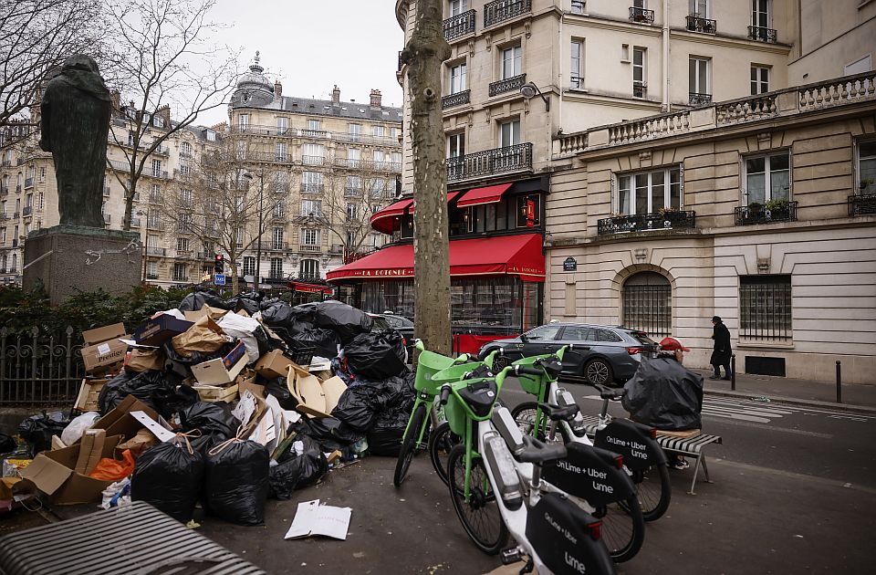 VIDEO: Komunalci u Parizu prekinuli štrajk - za čišćenje ih čekaju brda smeća težine Ajfelove kule