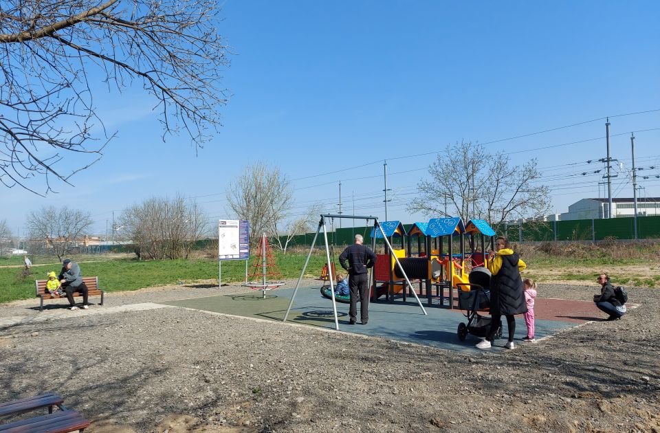 FOTO: Uređena dva nova dečja igrališta na Detelinari i Petrovaradinu