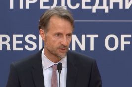FOTO: Šef Delegacije EU u Srbiji fon Bekerat u Novom Sadu odao poštu stradalima u padu nadstrešnice