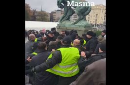 VIDEO: Vučićeve pristalice iz Ćacilenda napale opozicione poslanike ispred Skupštine