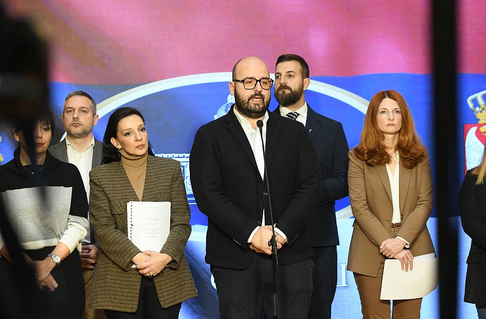 Opozicija: Od sada, ako treba, uz pomoć makaza za armaturu ulazimo u Skupštinu - jer ne postoji drugi način 