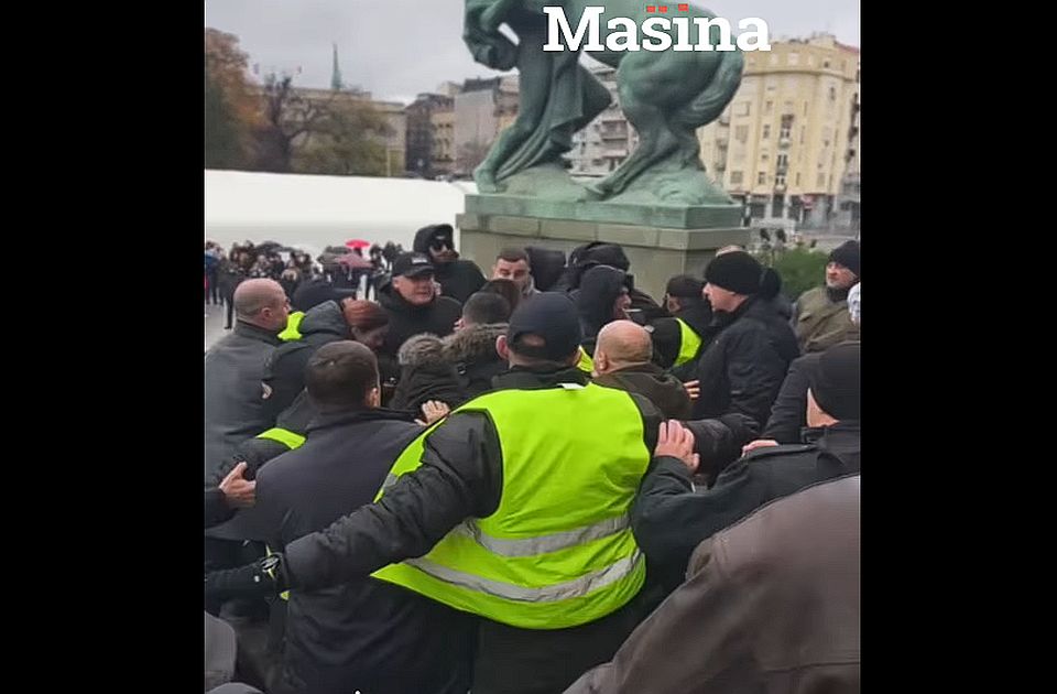 VIDEO: Vučićeve pristalice iz Ćacilenda napale opozicione poslanike ispred Skupštine